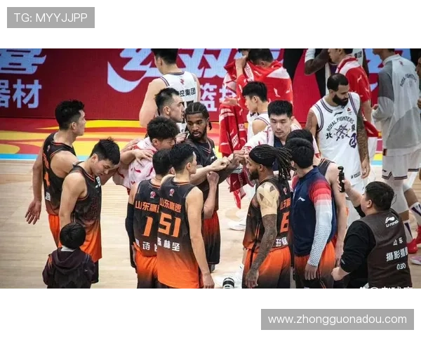 邱彪带队对阵同曦强调团队篮球